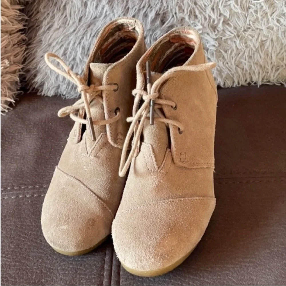 Tom’s taupe beige suede lace up wedge shoes booties sneakers 6